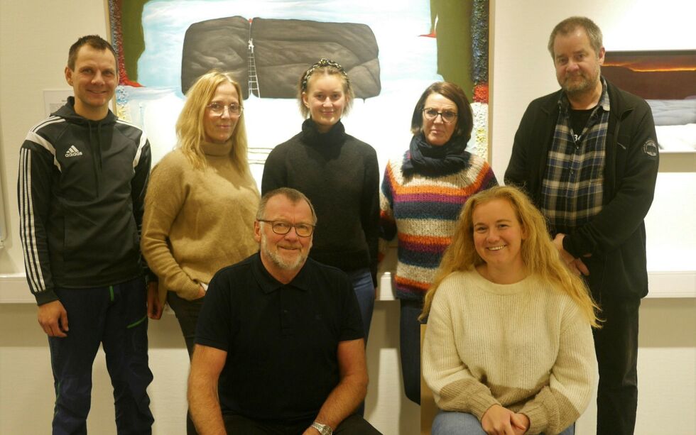 Karin Rustad, sittende til høyre foran, er ny leder for Nordkapp og omegn turlag. Her er hun sammen med resten av det nye styret i turlaget. Bak fra venstre Kjell-Vidar Forsberg, styremedlem, Edelh Ingebrigtsen, kasserer, Kamilla Remman, sekretær, Wenche Dahl, styremedlem og Arnt Edmund Ofstad, varamedlem. Foran til ventre sitter Bengt Altmann, som er nestleder i styret. Foto: Geir Johansen