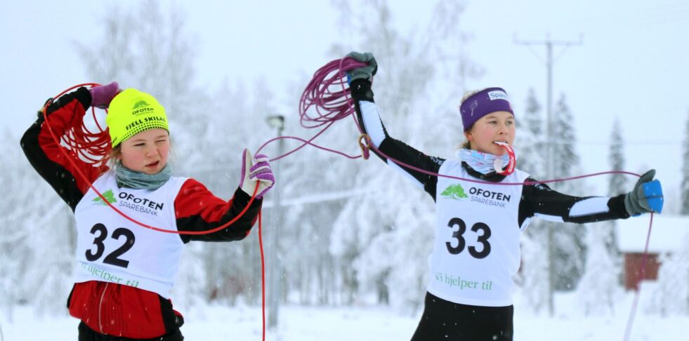 Fra venstre Anna Andreassen (13) og Ánne Kátjá Heiberg (13) fra Deanu Searat. Ánne Kátjá gjorde det svært godt både i løypa og på lassokastingen, noe som førte til seier for henne i en sterk jenteklasse.
 Foto: Charles Petterson