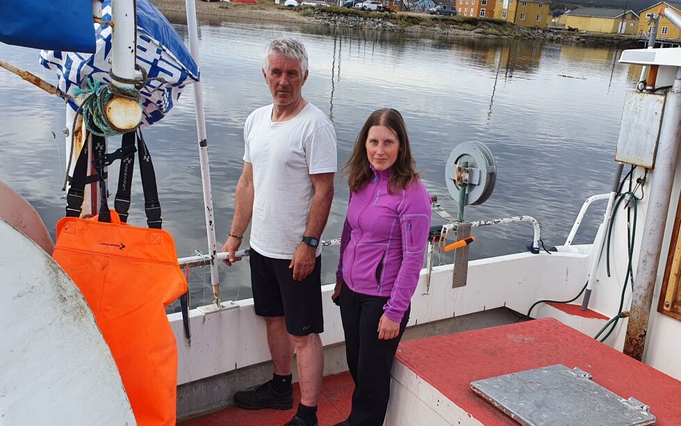 Egil og Anette Hellesø sto ombord i denne båten da bilen kom helt inntil. – Det var en helt fortvilt situasjon å se bilen gå ned, sier Anette.
 Foto: Torbjørn Ittelin