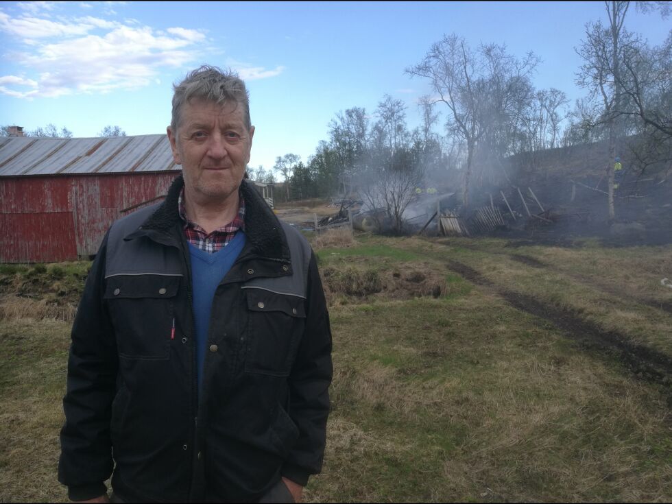 Einar Henninen er glad for at brannmannskapet klarte å berge både bolighus og låve.
 Foto: Erik Brenli