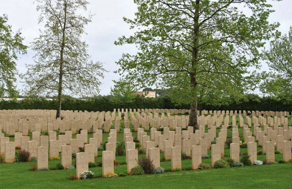 Under en navnløs gravstein på krigskirkegården i Bari hviler en finnmarking. Foto: euro-t-guide.com