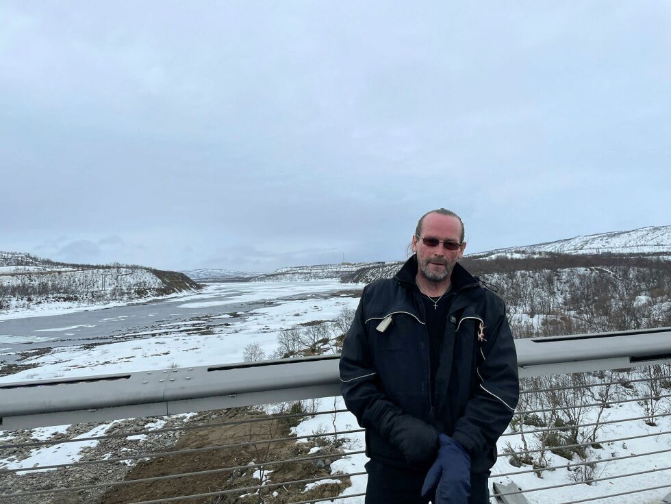 Leif Pedersen mener det bør lages smoltanlegg for alle sideelvene og også for hovedelva. FOTO: BIRGITTE WISUR OLSEN
 Foto: Birgitte Wisur Olsen