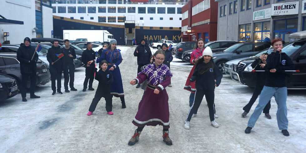 Nordavindsfolket/Davvebiegga álbmot i Nordkapp arrangerte BlimE-dans utenfor Nordkappmuseet under samefolkets dag 6. februar i år. De fikk også mannskap fra Kystruten med i dansen.
 Foto: Geir Johansen