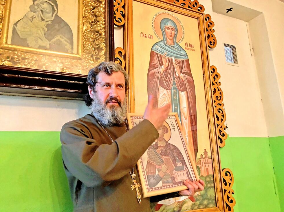 Fader Aleksander i Zapoljarnyj påpeker hvor tette båndene er mellom Norge og Russland, representert ved Olav den hellige og Anna av Novgorod.
 Foto: Birgitte Wisur Olsen