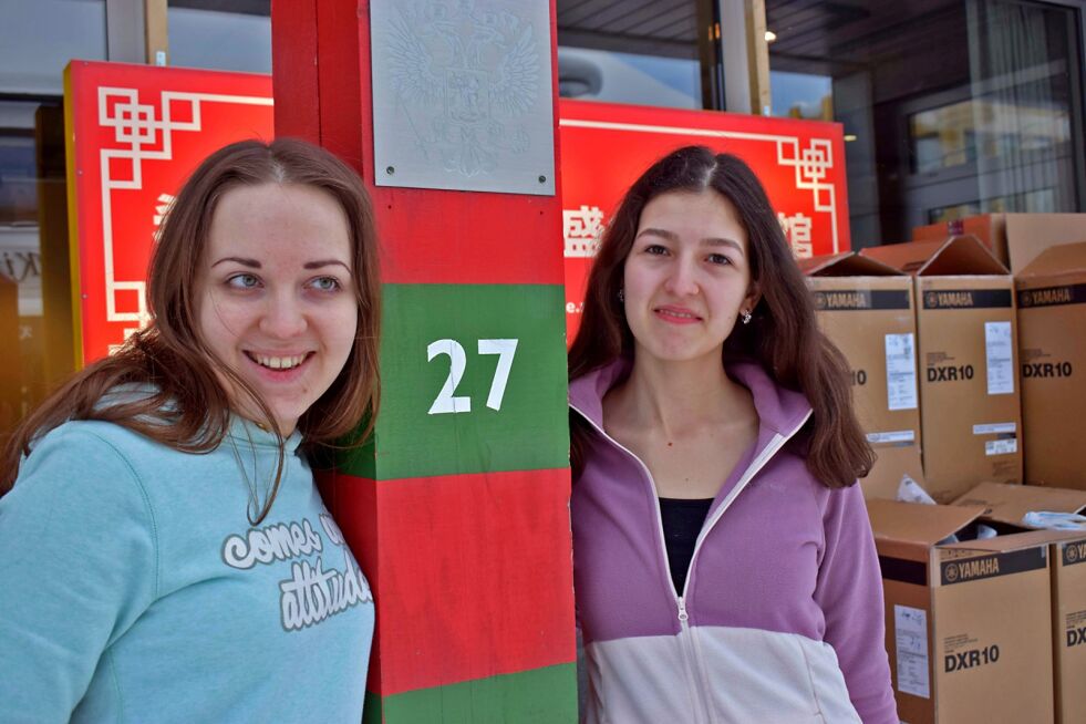Katarina Kostagodova og Anja Vlasova fra henholdsvis Murmansk og Moskva er i Kirkenes for å jobbe som festivalfrivillige, og jentene stortrives.
 Foto: Birgitte Wisur Olsen