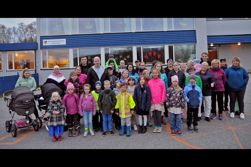 Ifølge FAU-leder Stig Morten Lie på Jakobsnes er elever, foreldre og foresatte drittlei av, og forbannet over, at skolen på ny foreslås nedlagt, til tross for flere barn i bygda. Her ser vi noen av dem foran skolen under en mobilisering i 2018.
 Foto: Halllgeir Henriksen