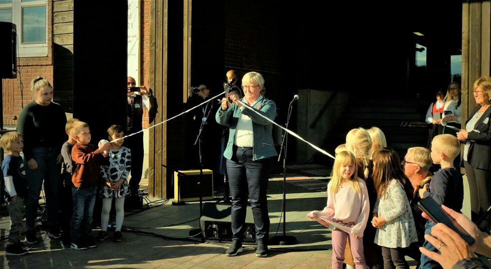 Statsforvalter Elisabeth Vik Aspaker fikk æren av å klippe snora. Helt til høyre Sigrid Skarstein, og barnehagebarna som hold i hver sin ende av snora framførte to finske barnesanger.
 Foto: Bjørn Hildonen