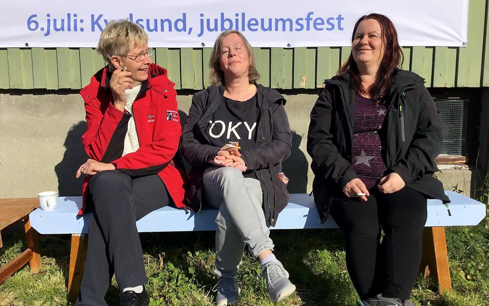 Etter dager med kuling og regn smiler solen igjen på åpningsdagen for jubileet. Fra venstre: Oddny Amundsen fra Kvalsund, Elin Åkesson fra Kvalsund og Tone Kristensen opprinnelig fra Alta bosatt i Kvalsund.
 Foto: Jan Tore Larsjord