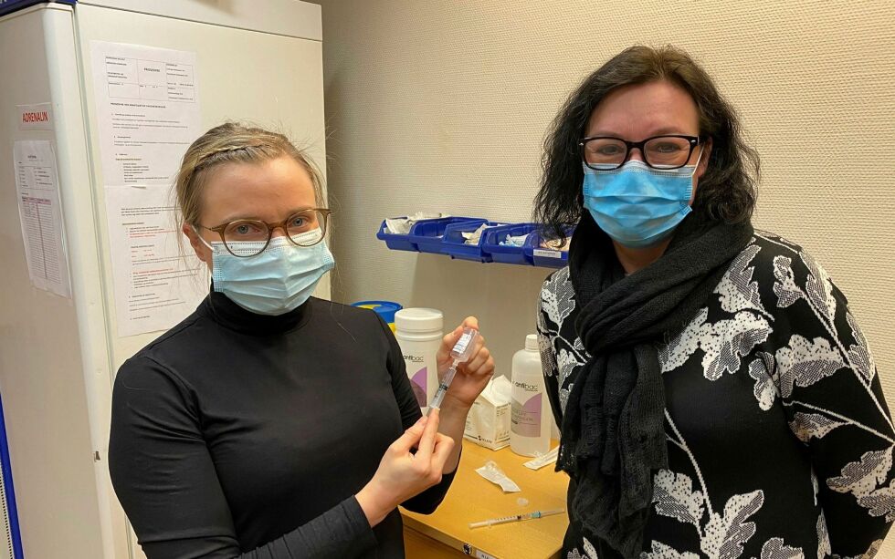 Hel­se­sy­ke­plei­er Ise­lin Vuo­lab, (til venst­re) er klar til å set­te sprøy­te­ne, mens kom­mu­nens vak­si­ne­ko­or­di­na­tor Ka­ren Ma­rie Joks ven­ter på for­hå­pent­lig mye mer vak­si­ne snart.
 Foto: Ann Helen Guttorm Johansen