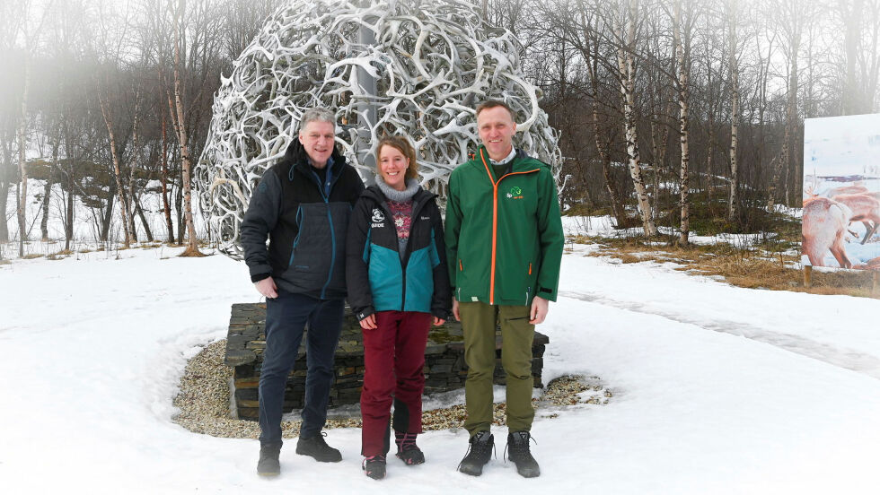 Stortingspolitiker Geir Adelsten Iversen (Sp), Sandrine Bocher og Nils-Roger Pettersen (Porsanger Sp) foran den ikoniske skulpturen til Wild Caribou.
 Foto: Irmelin Klemetzen