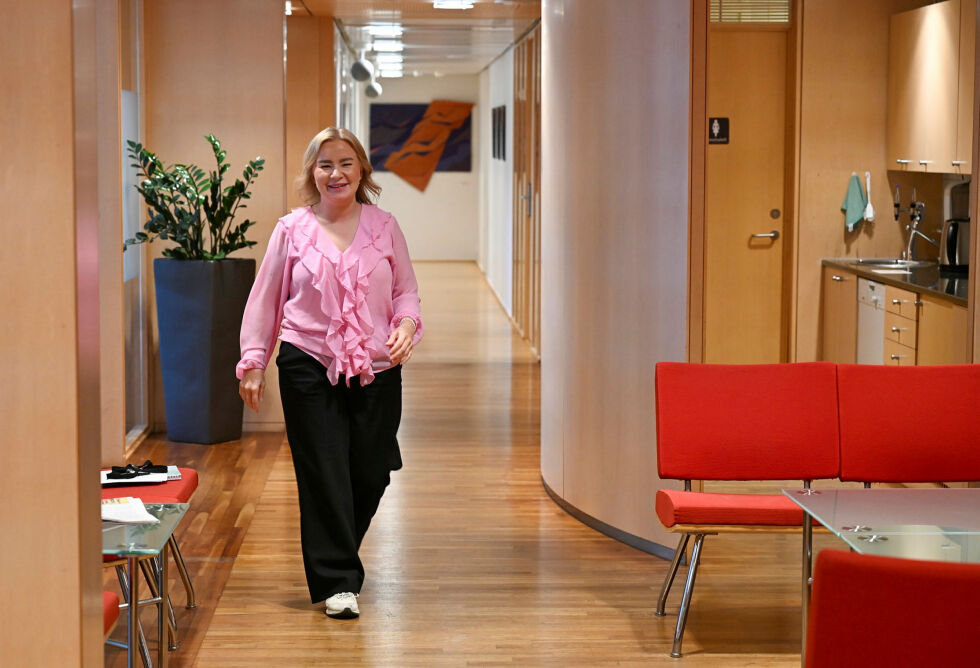 Agnete Masternes Hanssen møter Ságats utsendte i Kommunal- og distriktsdepartementets lokaler i Oslo.
 Foto: Irene Andersen