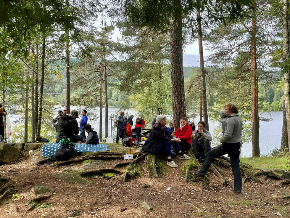 Hos Oslo Sameforening fikk besøkende nyte bålkaffe og røkt reinkjøtt i sola.
 Foto: Hannah Persen