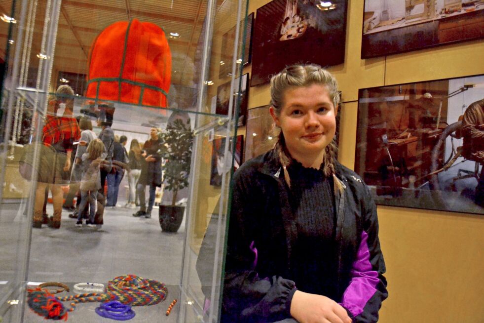 Jenny-Krihke Bendiksen (17) - her med et lite utvalg av hennes arbeider.
 Foto: Sunniva Bornøy