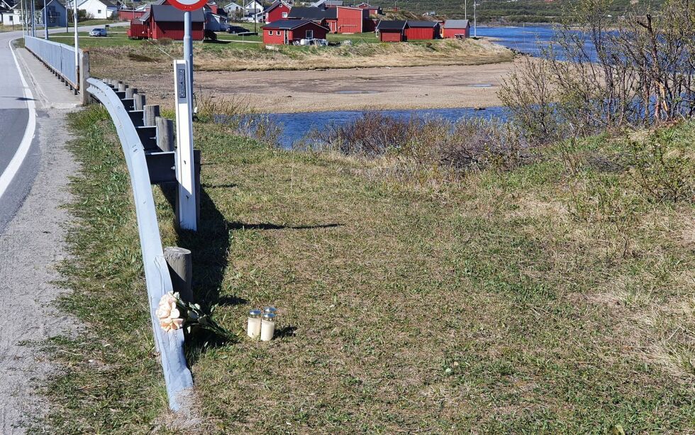 Det ble etter ulykken fredag lagt ned blomster og lys på stedet der bilen kjørte ut. BEGGE FOTO: TORBJØRN ITTELIN