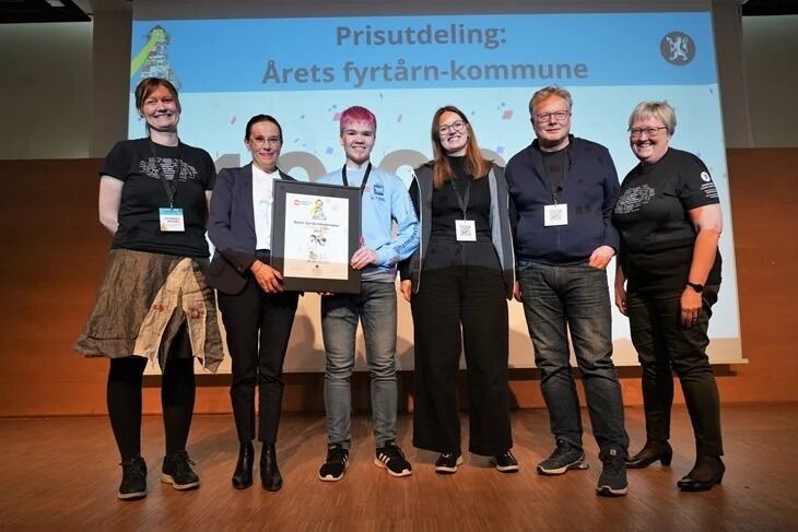 Hammerfest kommune får den første fyrvokterprisen fra Statsforvalteren i Troms og Finnmark. Fra venstre: fyrvokter Gro Davidsen, tidligere ordfører Marianne Sivertsen Ness, Alf-Emil Urbrott Svendsen fra ungdomsrådet, koordinator Astrid Gaup Skancke, rådmann Leif Vidar Olsen og statsforvalter Elisabeth Vik Aspaker.
 Foto: Lars Åke Andersen