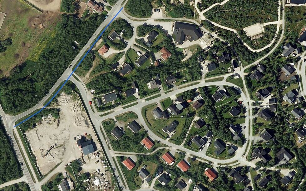 Den blå linja viser hvor den nye gang- og syk­kel­sti­en på Saa­re­la plan­lagt. Den vil knyt­te sam­men det ek­si­ster­en­de gang- og syk­kel­sti­nett­et i bo­lig­fel­tet med den som al­le­re­de føl­ger E6 (nederst i venstre kant).