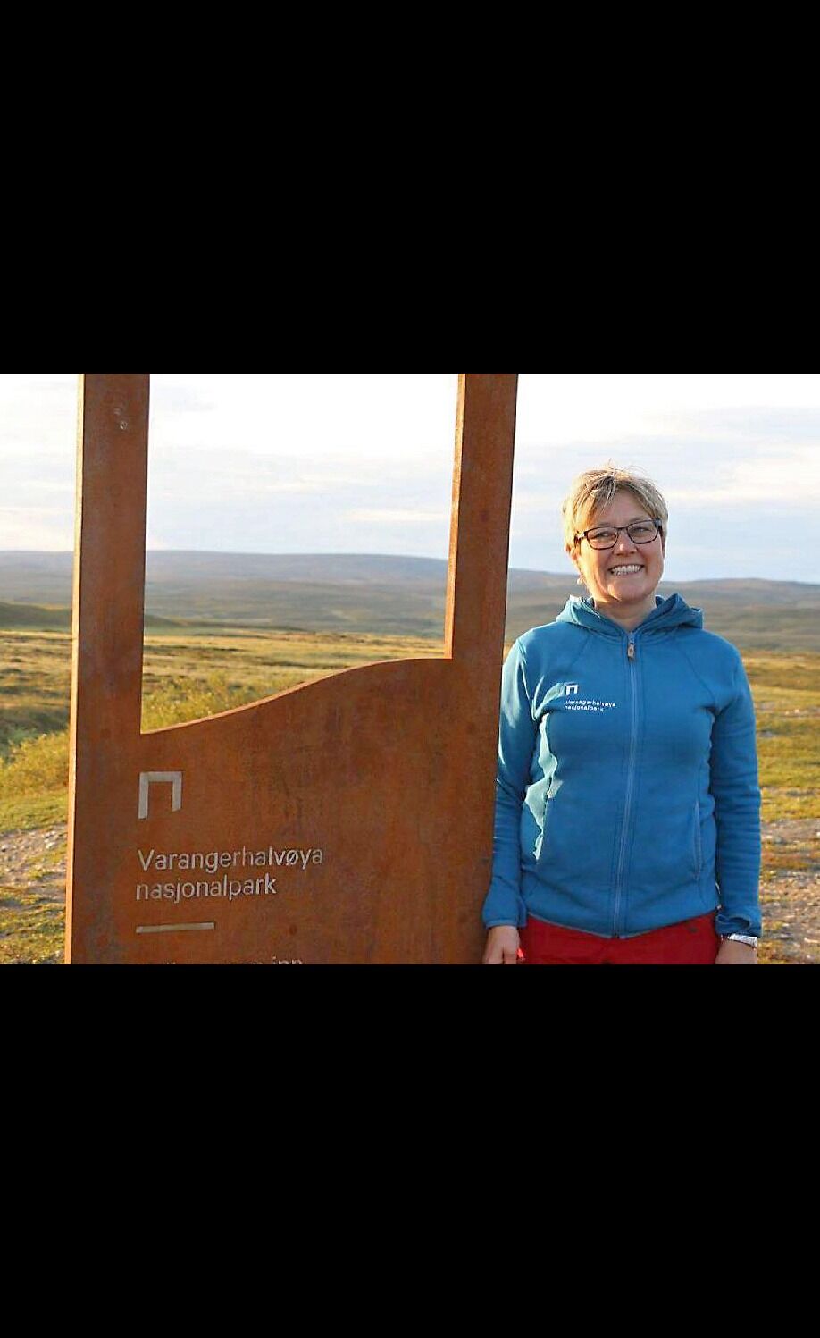 Styreleder Catrine Rosanoff Aronsen fikk æren av å åpne den nye portalen som ligger i Komagdalen.
 Foto: Iris Hallen, Finnmark fylkeskommune