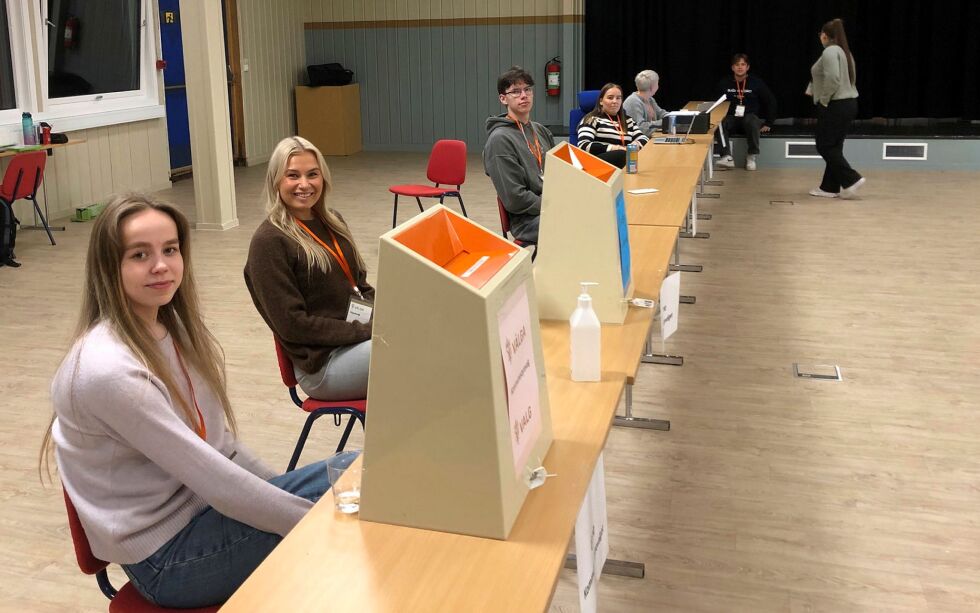 Det var ung­dom­men i Kar­as­jok som den­ne gan­gen så til at val­get gikk rik­tig for seg. Fra venst­re: Ma­ri­el­la Nord­slet­ta Som­by, He­le­ne An­der­sen, Peter Gab­ri­el Bal­to, San­dra Ma­rie Biti og Aud Lind­seth.
 Foto: Stein Torger Svala