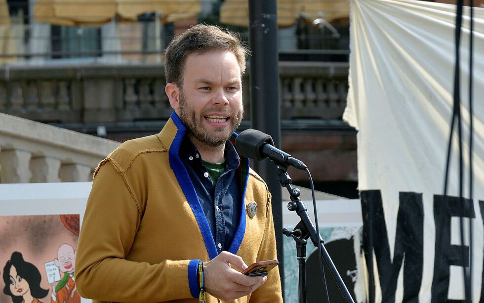 Sametingsråd Mikkel Eskil Mikkelsen (NSR). For ordens skyld: Bildet er fra Fosen-demonstrasjonen utenfor Stortinget; derfor er kofta på vranga.
 Foto: Steinar Solaas