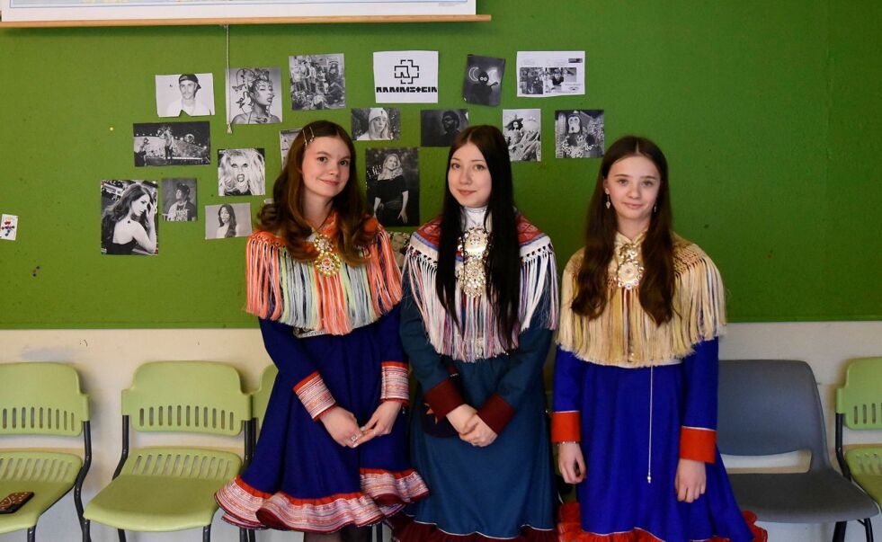 Mia Emilie Anti Moldekleiv (til høyre), Lycke Østby Paulsen og Danielle Bekkevold Hætta stilte i kofte på samefolkets dag, og var med å joiket.
 Foto: Oskar Melkeraaen Aas