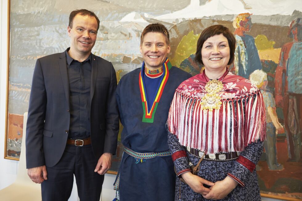 Nordland fylkeskommune og Sametinget bevilger 1,4 millioner kroner til forprosjektering av nybygg ved Arran. F.v. Fylkersådsleder Tomas Norvoll, styreleder ved Árran Andreas Mikkelsen, Sametingspresident Aili Keskitalo.
 Foto: Tor-Wiggo Skille