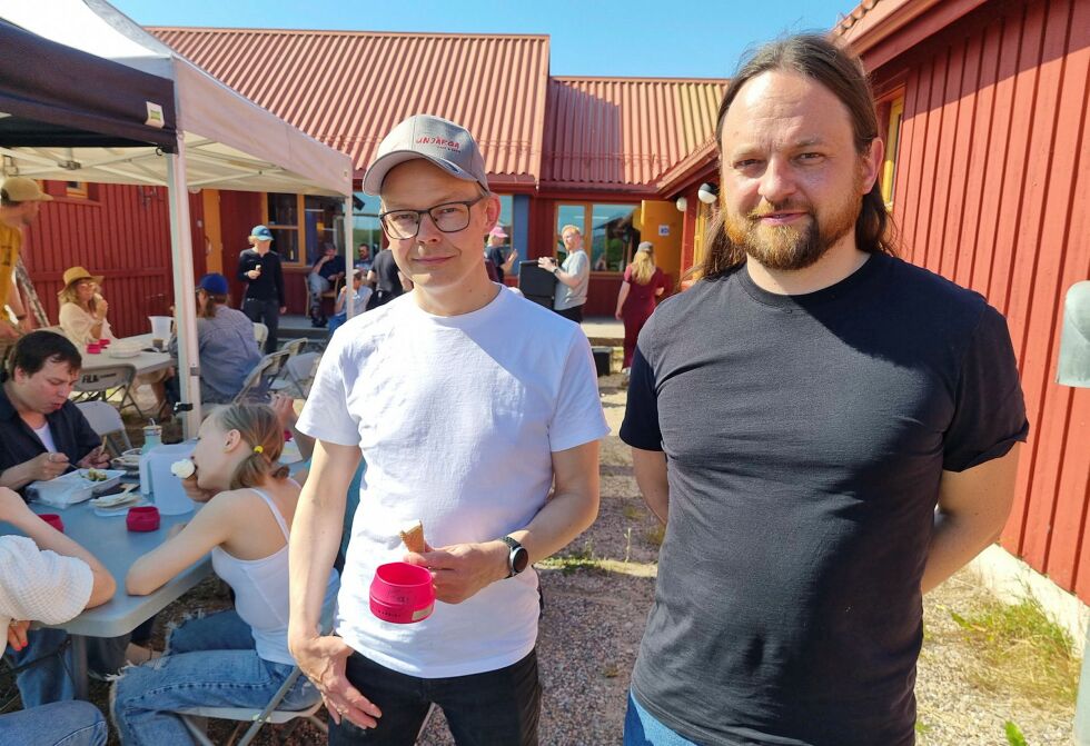 Regissør Egil Pedersen (til venstre) og produsent Mathis Ståle Mathisen har hatt hektiske uker i Varanger under innspillingen av det som blir første samiske ungdomsfilm.
 Foto: Torbjørn Ittelin