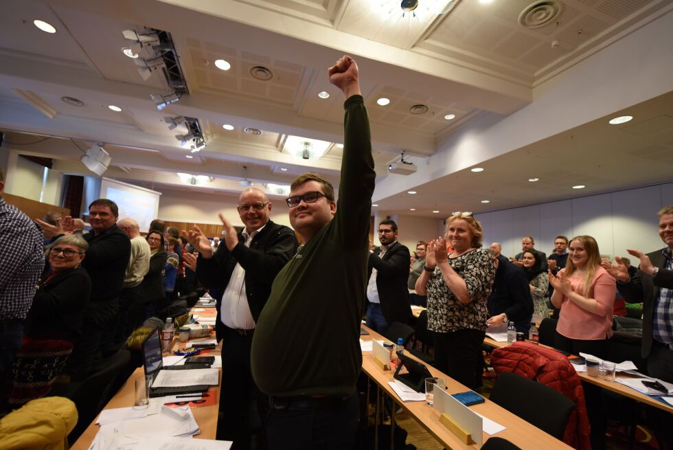 Tarjei Jensen Bech jubler etter å ha vunnet kampvoteringen mot Remi Strand.
 Foto: Lars Birger Persen