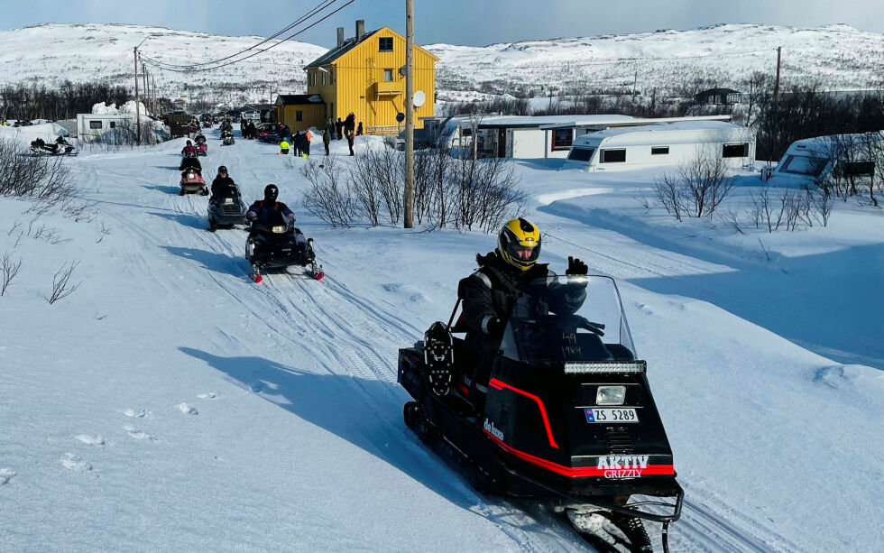 Her er turen i gang i rolig fart på turen over fjellet til Neiden og tilbake igjen.
 Foto: Nina Karisaari