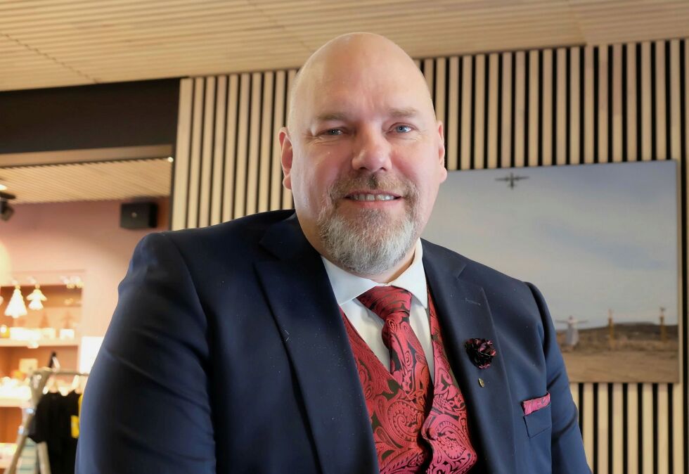 Fylkesordfører Hans-Jacob Bønå gleder seg over å ha fått en pen utbetaling fra Havbruksfondet. 
– Pengene fra Hav­bruks­fond­et er de vik­tig­ste frie mid­lene vi får, sier han.
 Foto: Bjørn Hildonen