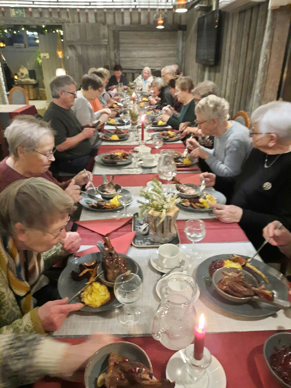 Den siste middagen med spons av staten for pensjonistene i Neiden-området ble avvikla nylig på fjellstua, der det ble servert reinskank.
 Foto: Kåre Våga