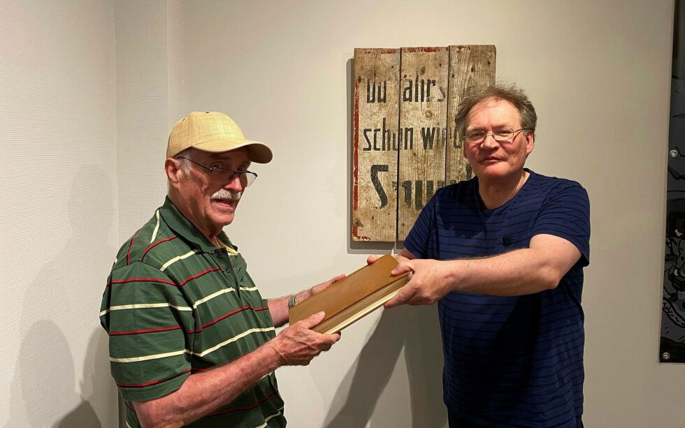 Med stor takk ble bildene mottatt av Lars Paulsen (til høyre) på vegne av Porsanger museum.
 Foto: Roger Albrigtsen