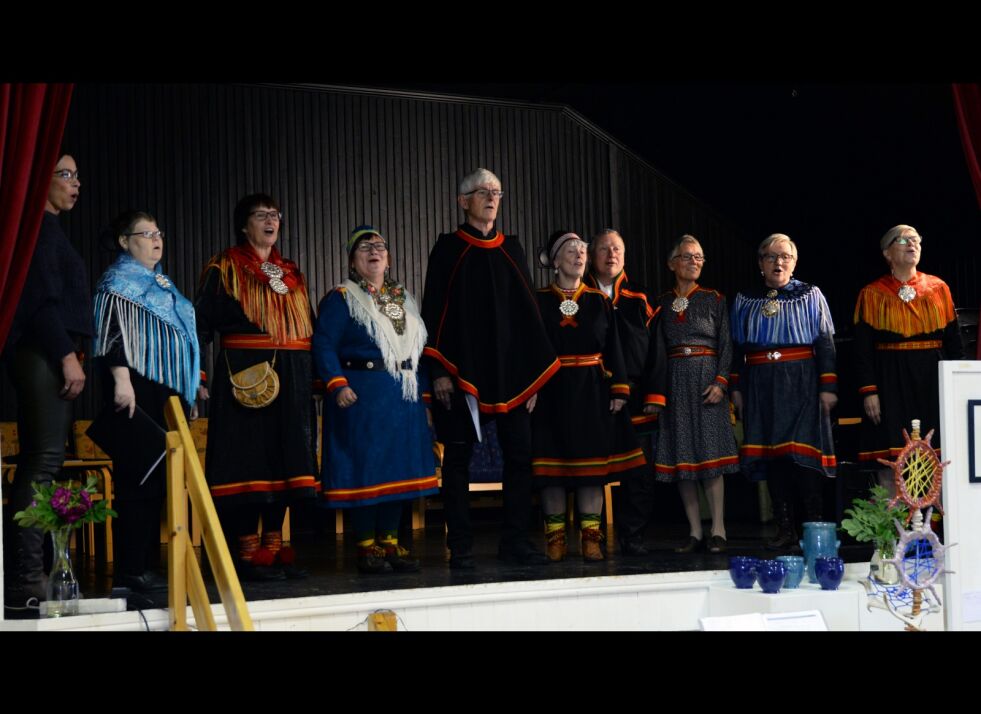 Den samiske sangruppa Várdobiegga sang ut på høstutstillinga til ETS kunstforening.
 Foto: Steinar Solaas