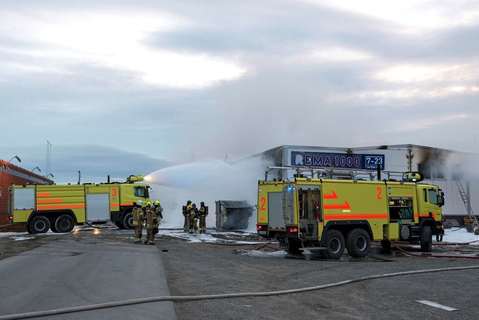 Avinor har flere ganger bistått det kommunale brannvesenet ved større hendelser. Her fra brannen hos Rema 1000 i Lakselv, der de blant annet bidro med mannskap, tre brannbiler og en hjullaster. Arkivfoto: Marius Thorsen