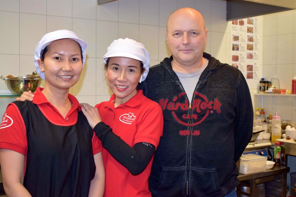Nok Sriprachai, Vanicha Jangumporn og Kurt Larsen ønsker velkommen til asiatisk kokkekunst.
 Foto: Birgitte Wisur Olsen
