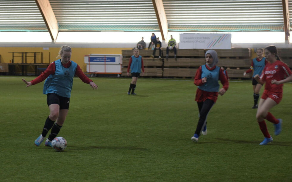 Etter ett års opphold grunnet coronarestriksjoner inviterte endelig Porsanger IL til fotballfest i Porsangerhallen.
 Foto: Hannah Persen