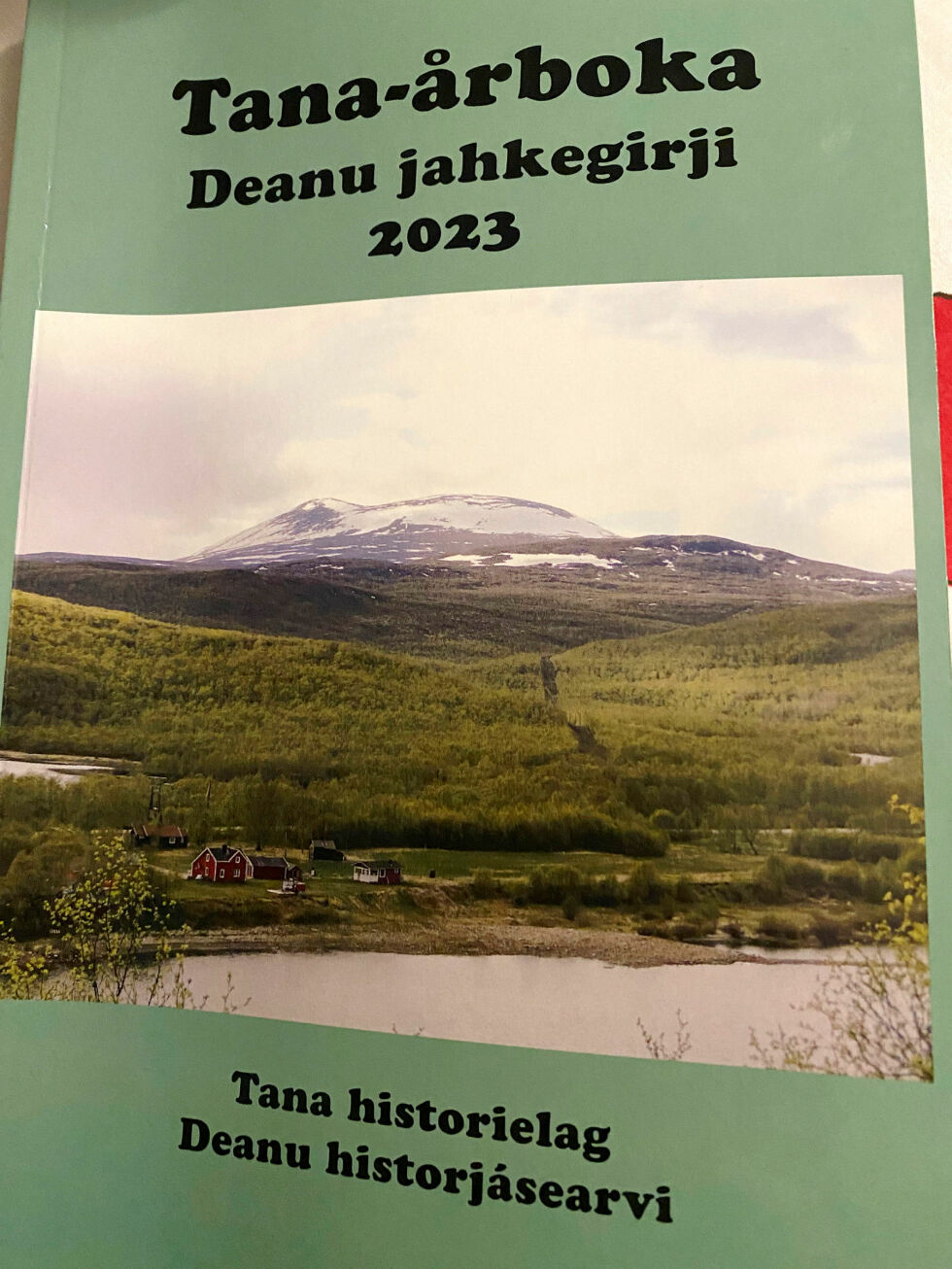Forsidebildet i Tana-årboka 2023 viser Leavvajohka i forgrunnen og Rásttigáisá i bakgrunnen.
 Foto: Frank Martin Ingilæ