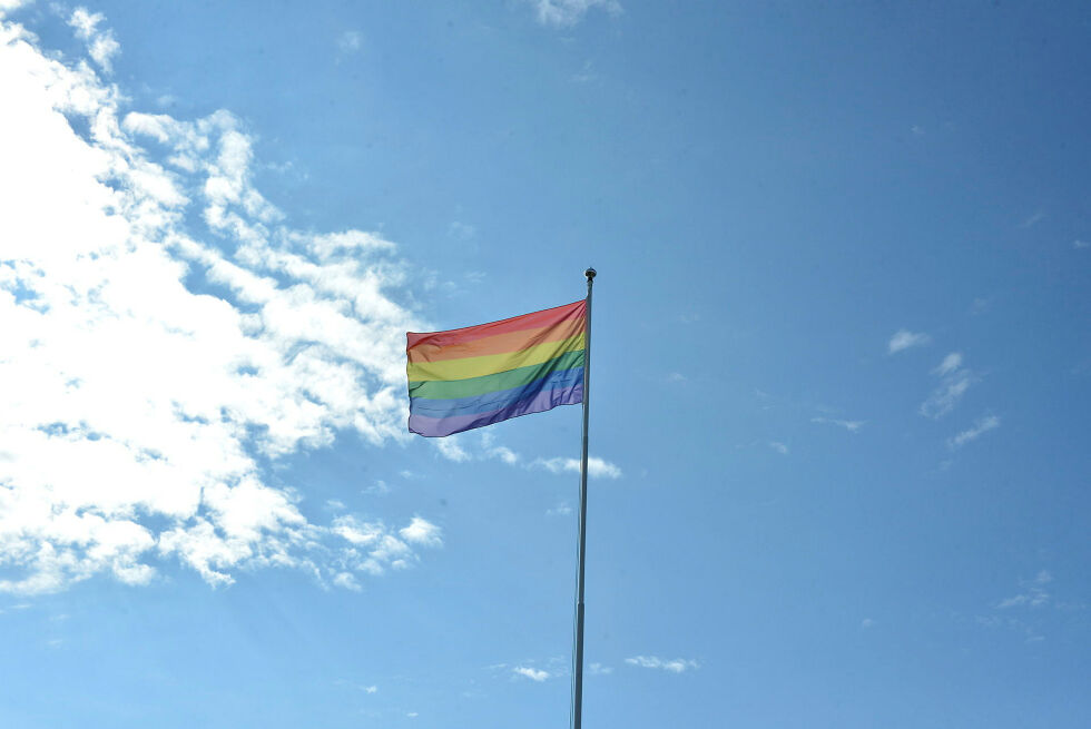 Troms og Finnmark fylkeskommune flagger med regnbueflagget på fylkeskommunal eiendom. Nå kommuniseres budskapet om mangfold, frihet og inkludering også til skolebarna fra start. 
Foto: Hannah Persen