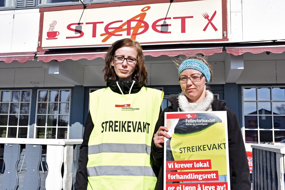 Chistina Nilsen Hagen og Jill Elisabeth Mikkelsen er blant de fire som er tatt ut i streik i Lakselv. Mikkelsen kan overfor Ságat fortelle at streiken er meningsløs for dem ettersom driften ved både Lakselv hotell og Porsanger vertshus går som normalt. – Det eneste som skjer er at vi taper penger, forteller Mikkelsen.
 Foto: Bjørn Arne Johansen