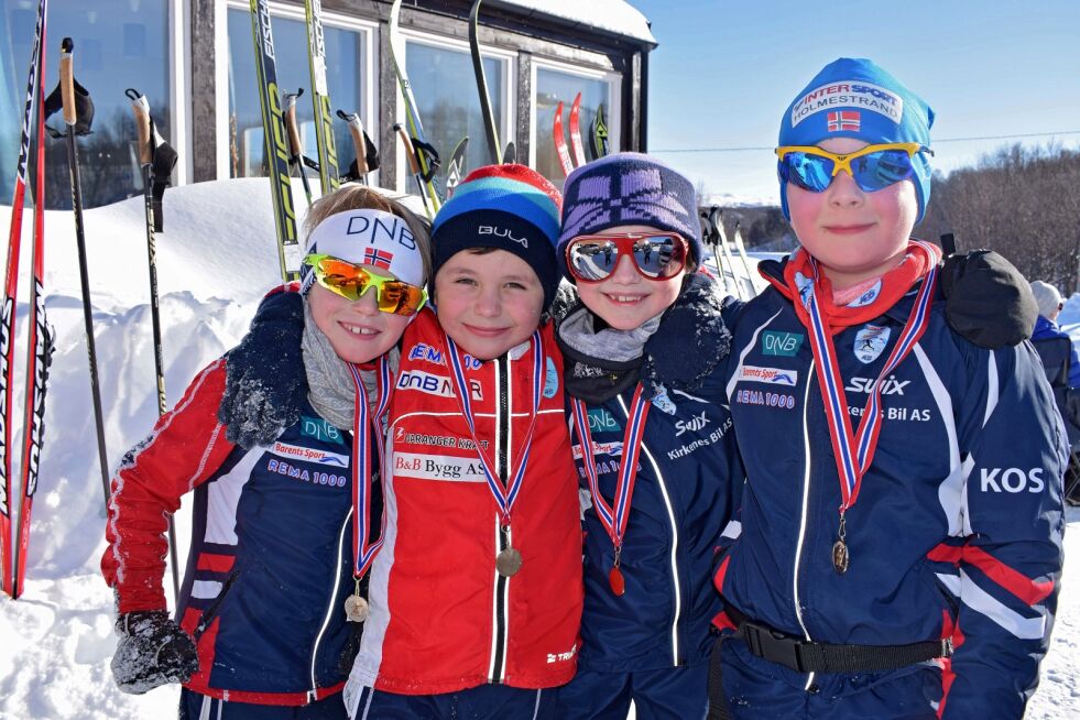 Fredrik Sagen Mikkelsen (7 1/2), Savva Kalinin (7), Emma Berg Dalsaunet (7 1/2) og Even Halldammen Bendiksen (8 1/2) er strålende fornøyd med å ha fått medaljer.
 Foto: Birgitte Wisur Olsen