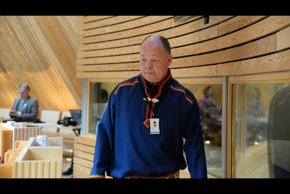 Henrik Olsen (NSR) er har ei travel tid som sametingsråd med ansvar for budsjett. Om to uker behandler Sametingets plenum budsjett 2018 og budsjettbehov 2019-2022. Samtidig foregår det møter om statsbudsjettet hvor de økonomiske rammene for Sametinget avgjøres.
 Foto: Steinar Solaas