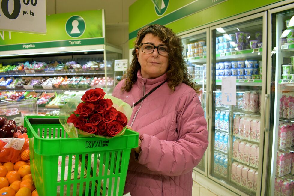 Kari Gabrielsen er fast kunde hos Kiwi i Kirkenes og en av de mange som savner Yohannes Abrhas glade «velkommen» og hyggelige bemerkninger.
 Foto: Birgitte Wisur Olsen