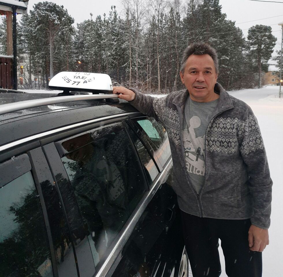 Ole Jens Rasmus sier han gir drosjetilbud i Karasjok både dag og natt, og i helgene.
 Foto: Privat