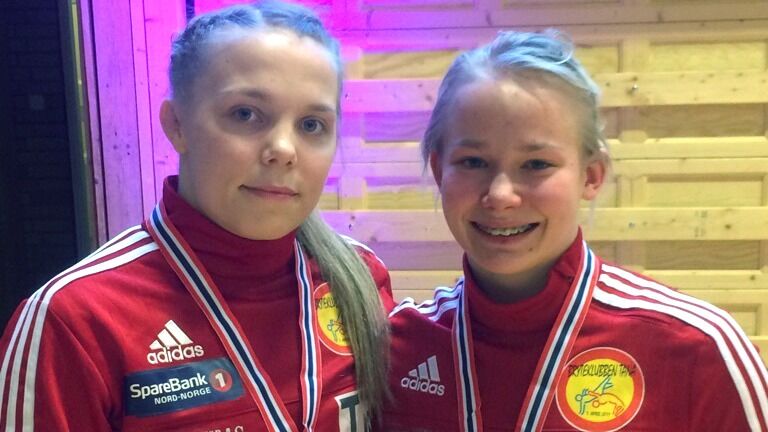 Det knyttes forventninger til tanabryteren Synne M. Haagensen (til høyre) under helgens nordisk mesterskap i bryting for juniorer. Her sammen med klubbvenninna Gunn Rita Boine etter at hun tok dobbelt gull i ungdomsmesterskapet og junior-NM tidligere i år.
 Foto: Arkiv