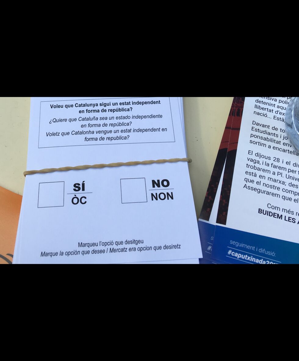 Spansk politi har lagt ned mye arbeid i å forsøke å beslaglegge stemmeurner og stemmesedler. Millioner av sedler er beslaglagt, men likevel så dukker de opp overalt.
 Foto: Stein Torger Svala