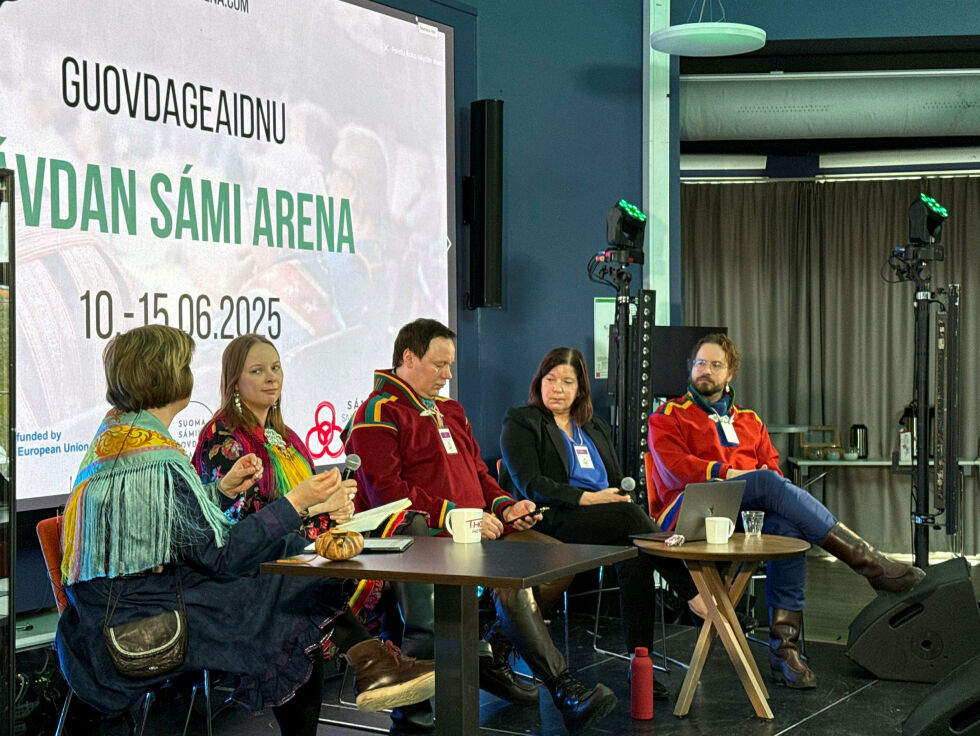 Panelet onsdag 11. juni. Fra venstre moderator Aili Keskitalo, Sandra Márjá West, Eirik Larsen, Sheryl Lightfoot og Janne Hirvasvuopio.
 Foto: Oskar Melkeraaen Aas