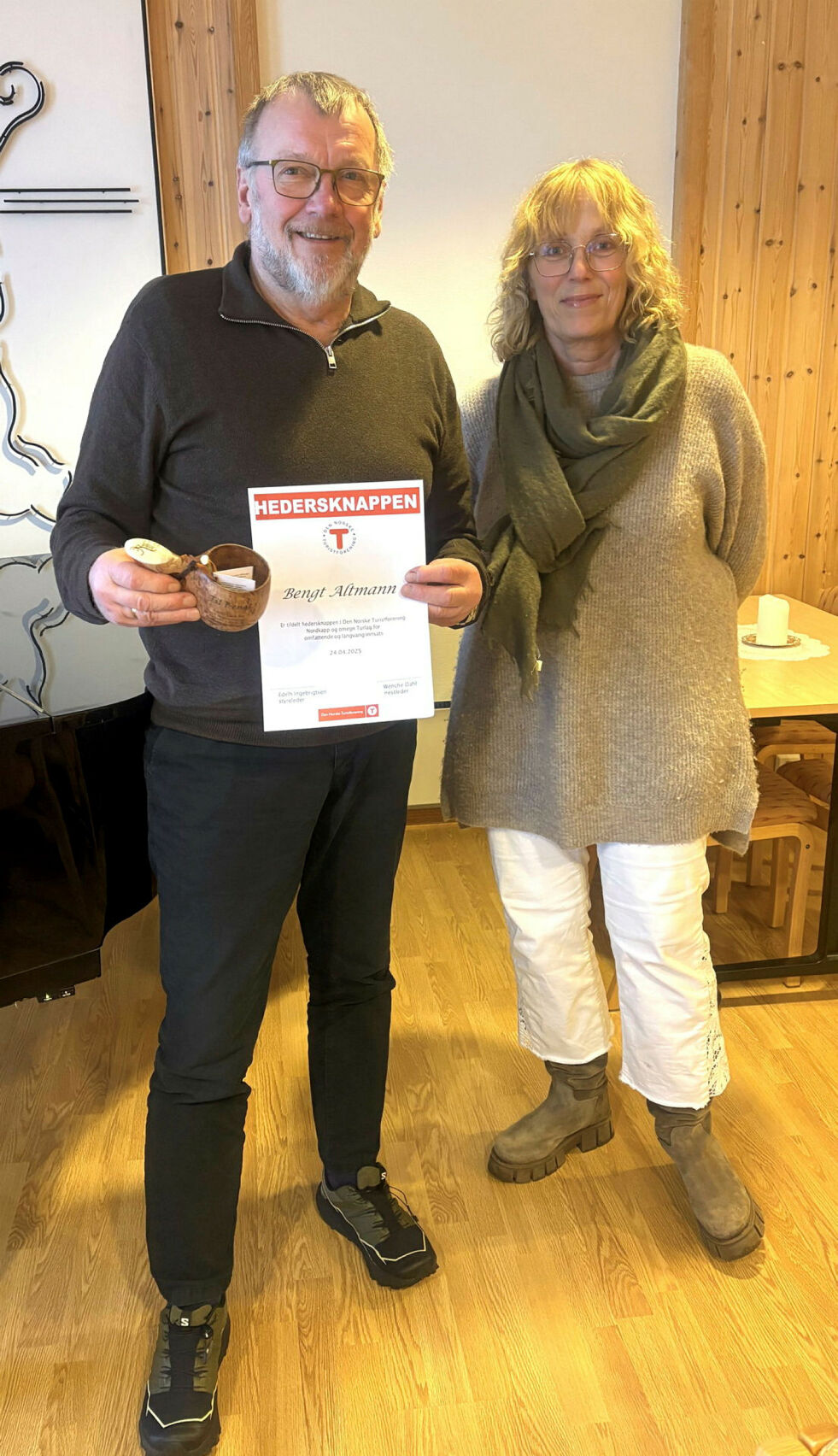 På årsmøtet til Nordkapp og omegn turlag 24. april ble Bengt Altmann hedret med DNT sitt hederstegn og gave. Edelh Ingebrigtsen ble gjenvalgt som leder av turlaget.
 Foto: Privat