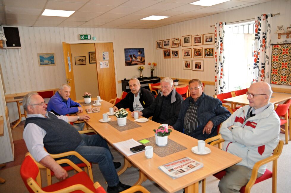 Pensjonistene Karl Karlsen (fra venstre), Halstein Nystad, Peer Husebye, Viggo Bergheim, Roger Sivertsen og Edvind Johansen skulle alle stemme på mandag, men syntes det var vel drøyt at de måtte vente helt til klokka tolv.
 Foto: Hall