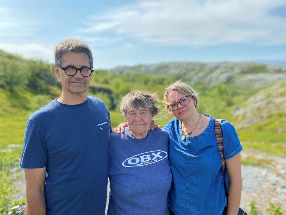 John, Ingrid og Jenny samlet på Oldereidet.
 Foto: Roger Albrigtsen