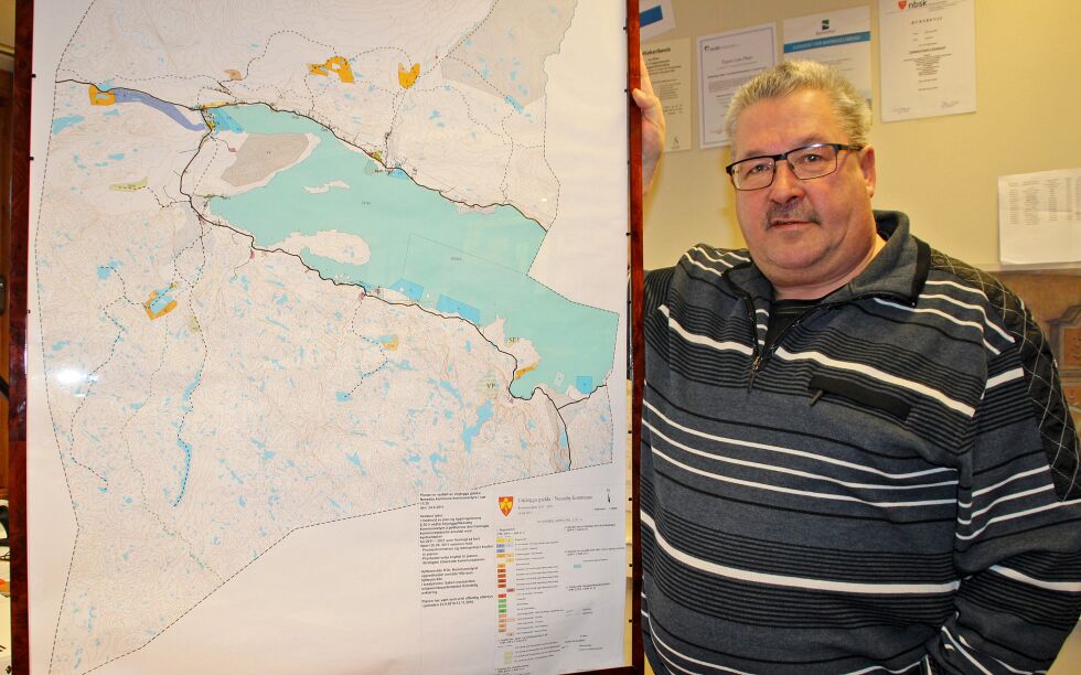 Jan Hansen (Ap) håper man fra neste vinter skal kunne ta i bruk et nytt skuterløypenett i Nesseby.
 Foto: Torbjørn Ittelin