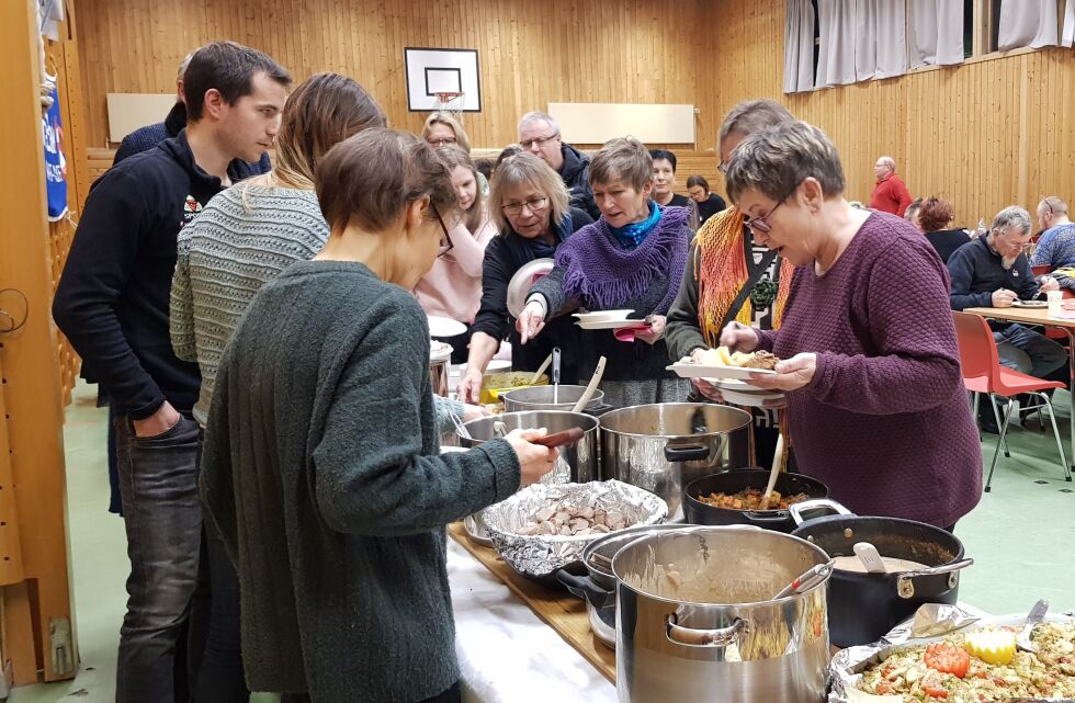 Køen ved matgrytene viser at interessen for Ilars matdag er veldig stor.
 Foto: Charles Petterson